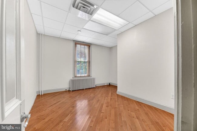 Building Photo - 401 W Broad St