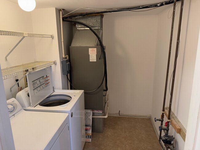 Building Photo - 565A Thrush Ct