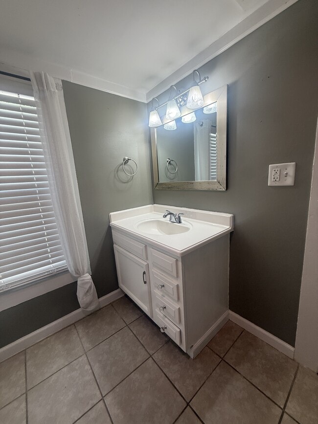 Building Photo - 303 W Parrish Dr