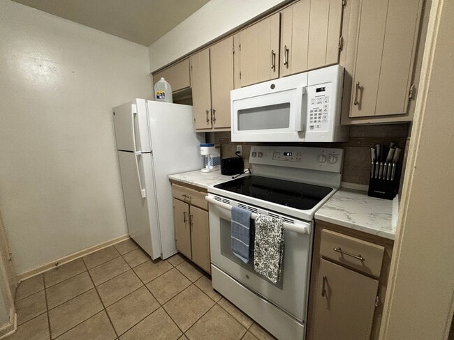 Building Photo - Furnished, Midtown One Bedroom Apartment