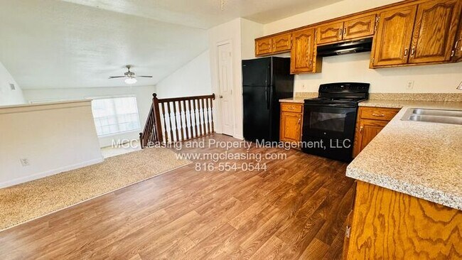 Building Photo - 3 bedroom Duplex with unique floor plan in...