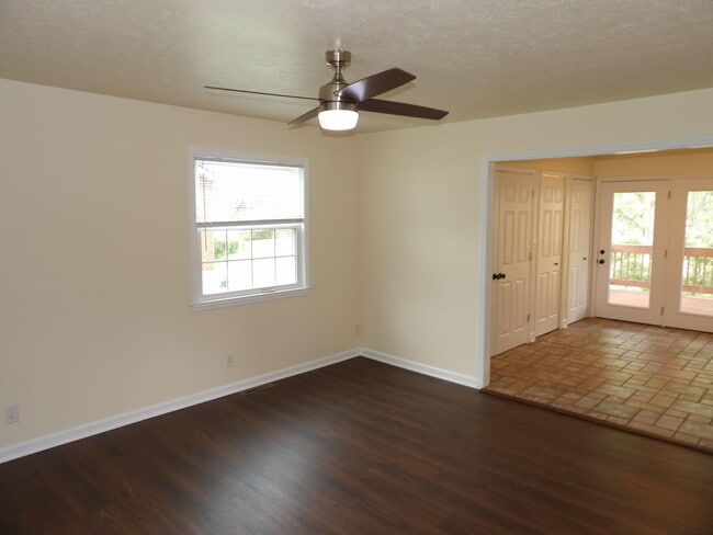 Building Photo - 102 Cedar Dr