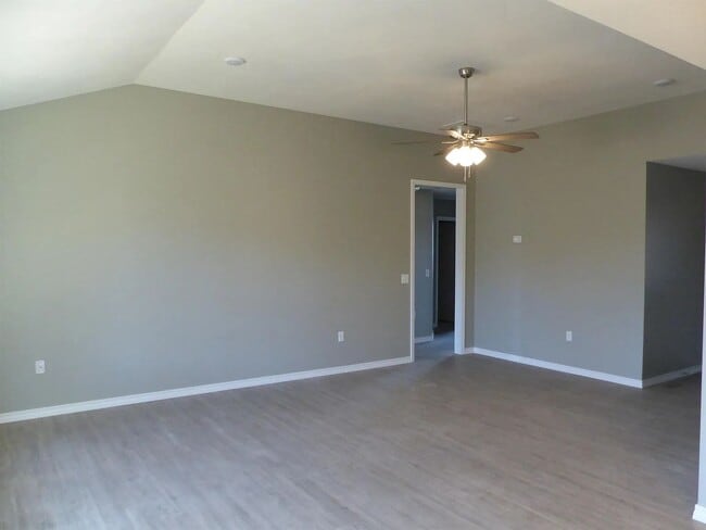 Building Photo - 3 Bedroom Ozark Home Available! Great Neighborhood!