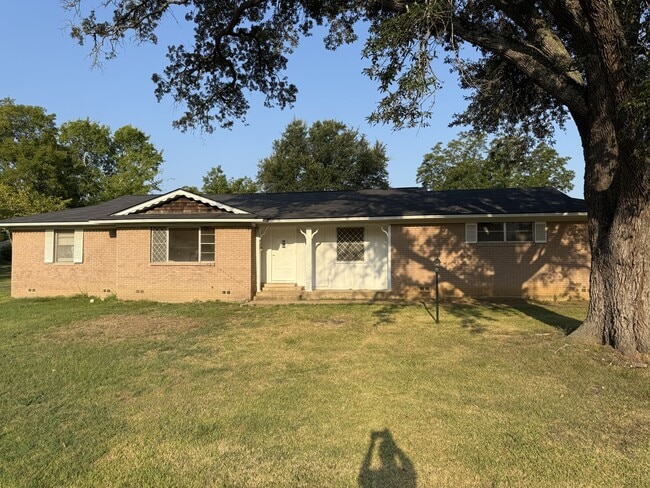 Primary Photo - 915 N Spring St