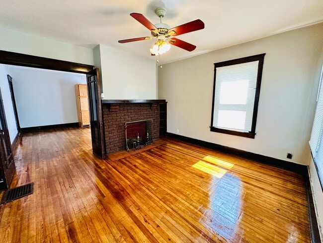 Building Photo - Adorable 2 bedroom home with two living ar...