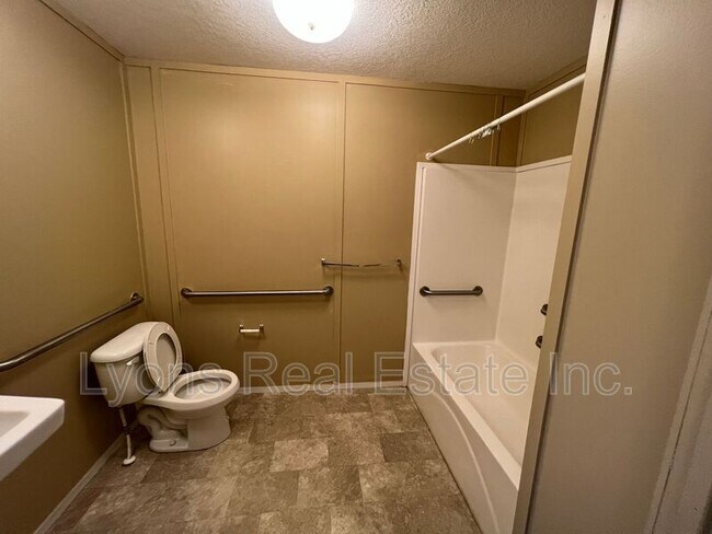 Building Photo - 8086 Heck Dr