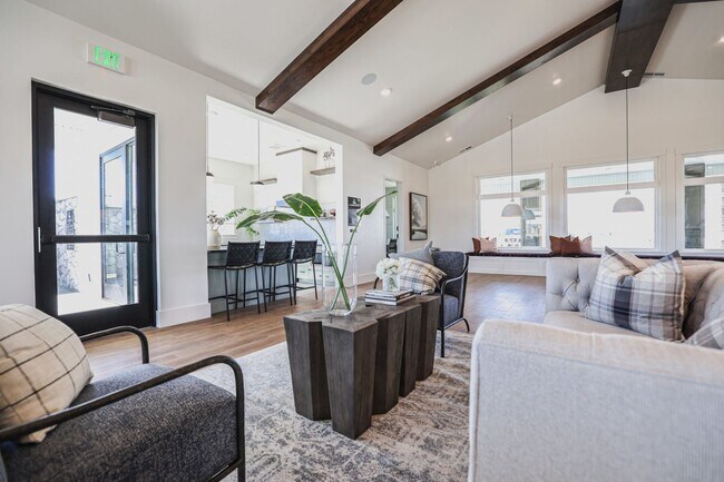 Building Photo - END UNIT - 3 BED 2.5 BATH LUXURY TOWNHOME ...