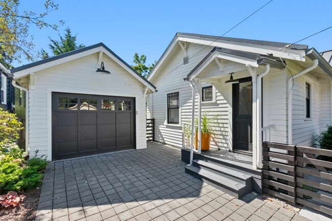 Building Photo - 2Bd/1Ba Seattle Duplex
