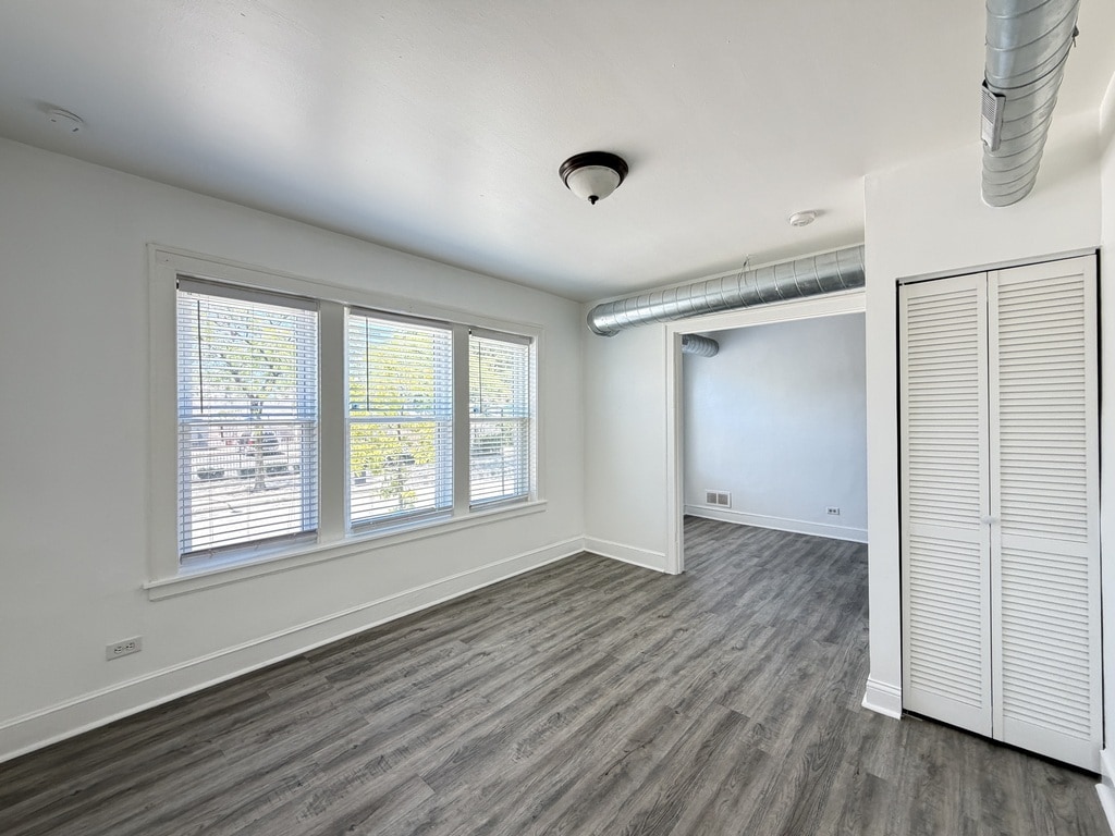 Building Photo - 1605 N McVicker Ave