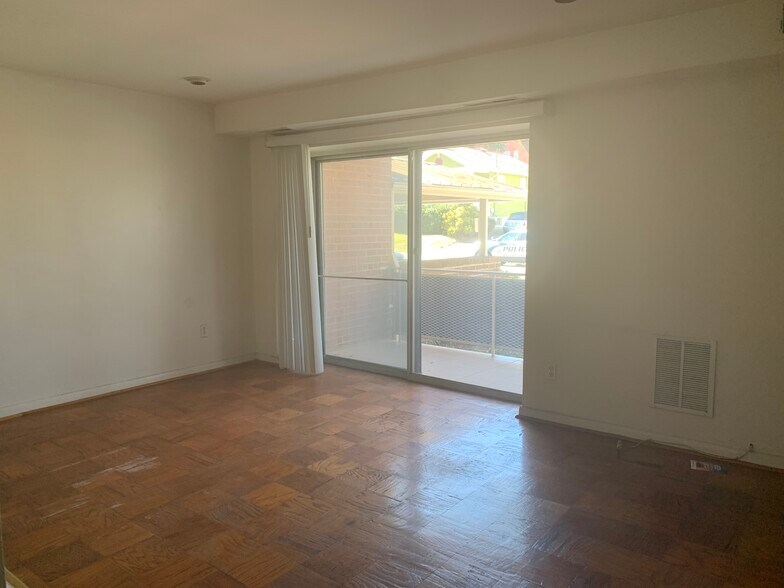 Studio towards balcony - 1931 N Cleveland St