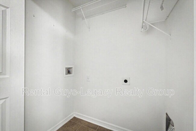 Building Photo - 7414 Palm Hills Dr