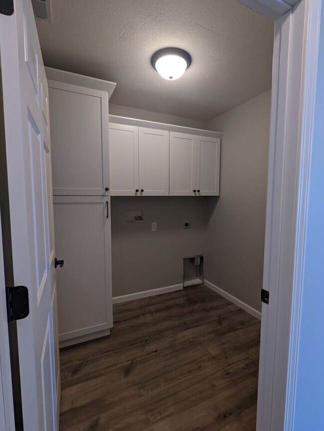 Building Photo - 3815 Joy Cir E