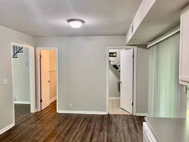 Building Photo - Hixson Townhome: 3 Bed/1.5 Bath; 2 Stories...