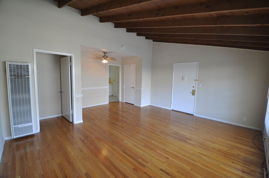 Building Photo - 14830 Dickens St