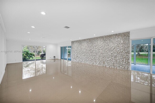 Building Photo - 820 E Cypress Ln