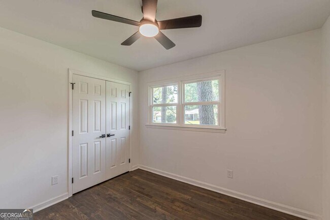 Building Photo - 2352 Glendale Dr