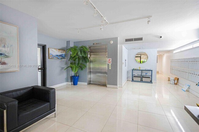 Building Photo - 2751 N Palm Aire Dr