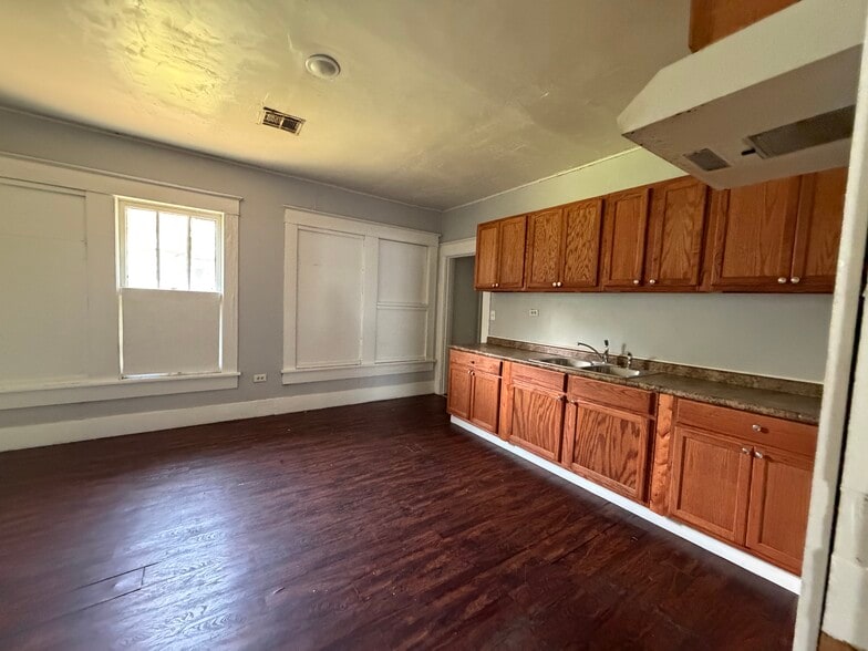 Building Photo - 2804 S Grand St