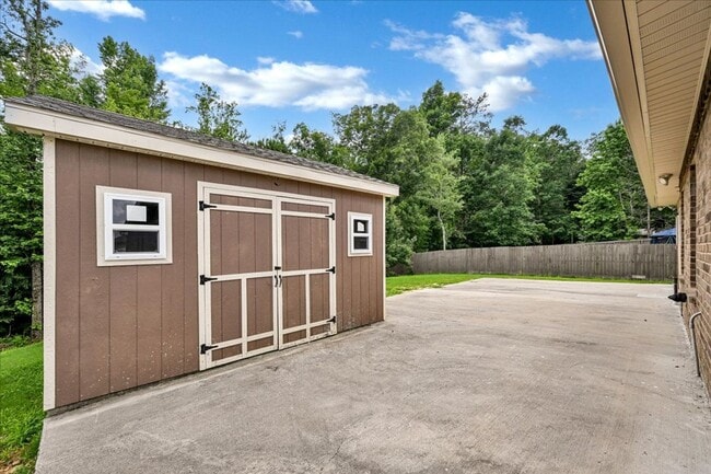 Building Photo - 3 Bedroom, 2 Bath home.