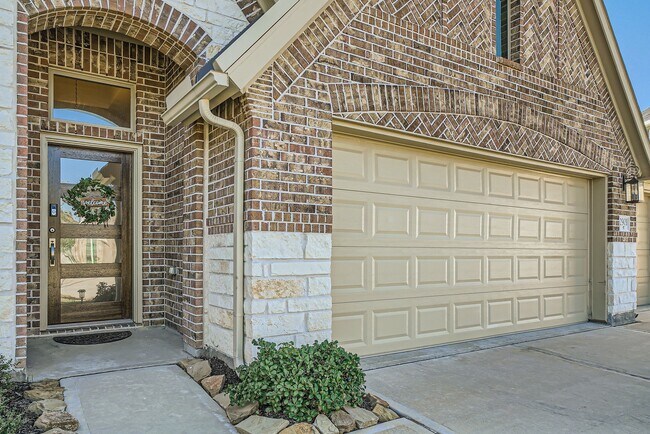 Building Photo - 2901 Hawthorne Dr