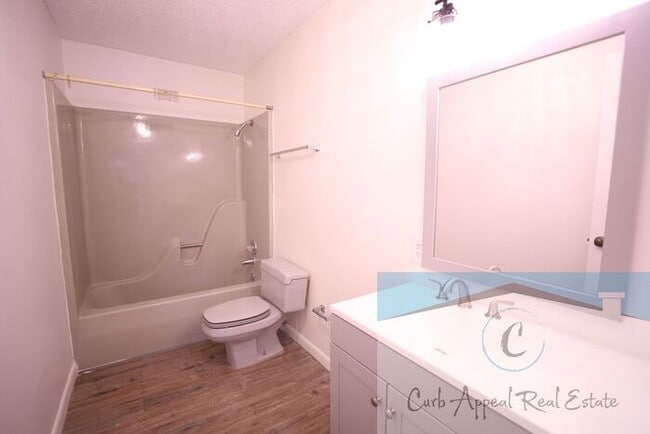 Building Photo - Move in special $500!! Beautifully renovated 1 bed / 1 bath duplex in a great neighborhood!!