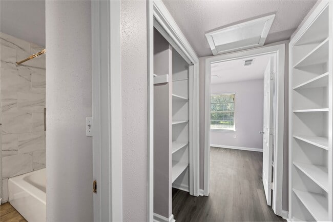 Building Photo - 6138 Kenilwood Dr