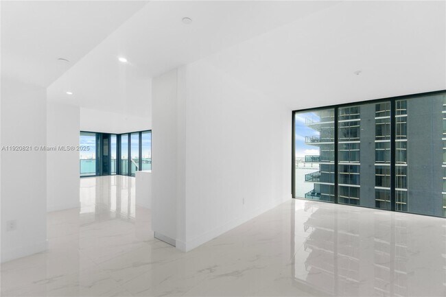 Building Photo - 700 NE 24th St