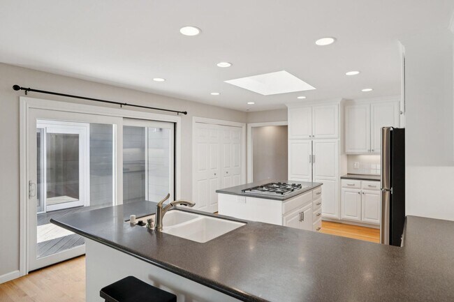 Building Photo - Spacious 3 bed 2 bath Home with Detached 1 bed 1 bath ADU in Los Altos!