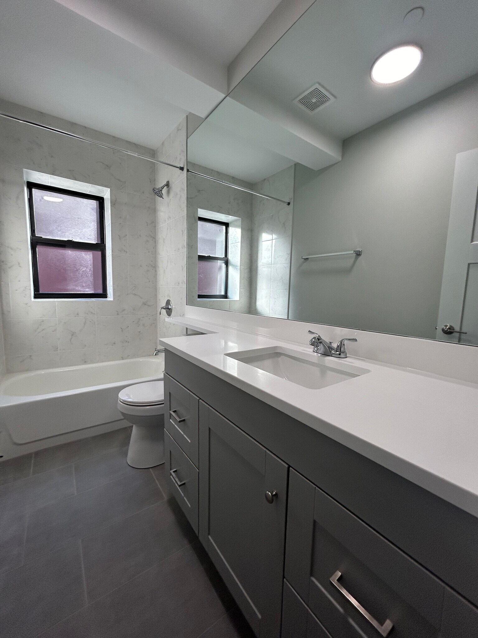 Building Photo - 1131 Oak Ave