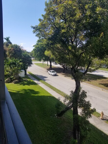 Building Photo - 9150 Fontainebleau Blvd