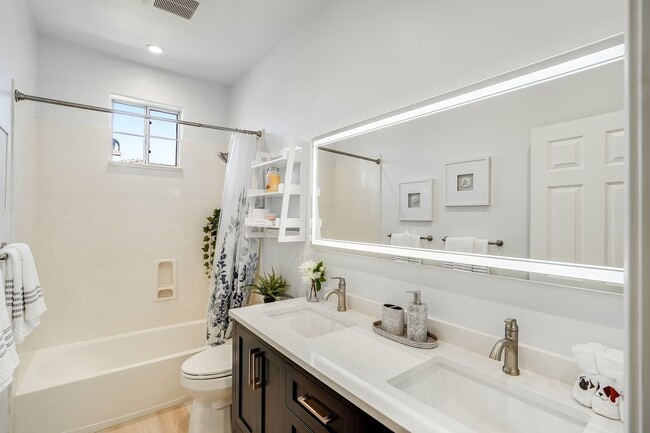 Building Photo - Comfortable and nicely upgraded home for r...