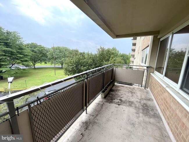 Building Photo - 302 Barclay Towers