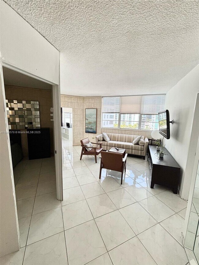 Building Photo - 905 Brickell Bay Dr