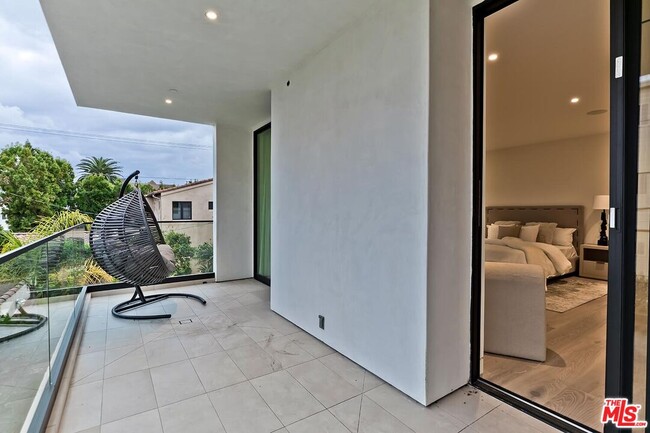 Building Photo - 352 Crescent Dr