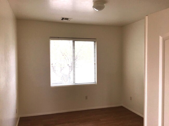 Building Photo - 4 Bdrm + Den, 2.5 ba Two story home, clean...