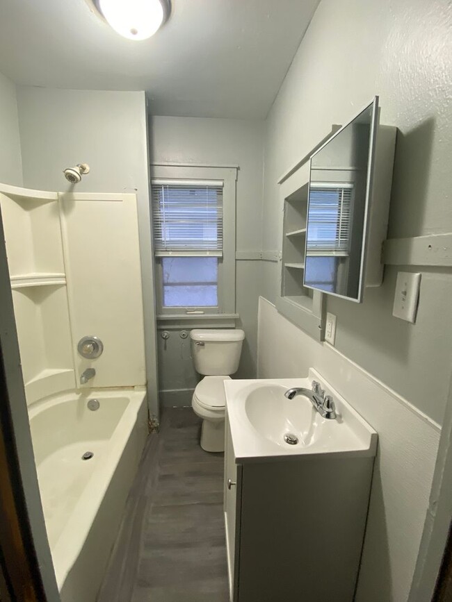 Building Photo - 2 Bedroom, 1 Bath Home Single Stall Attach...