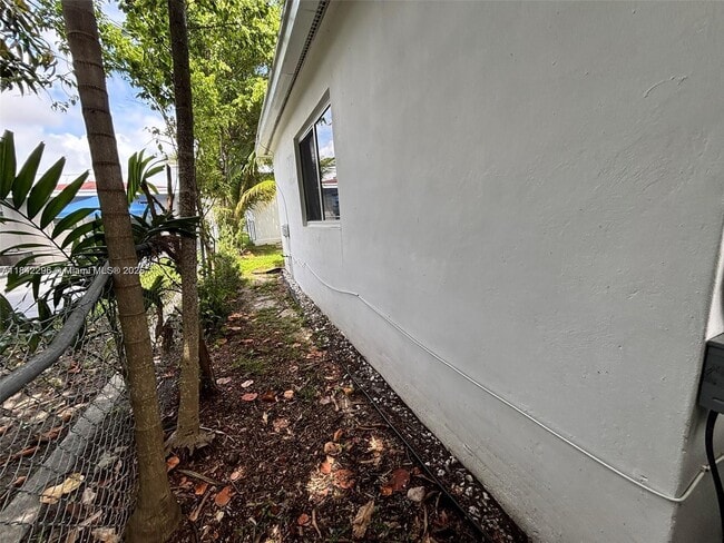 Building Photo - 1933 SW 17th Ct