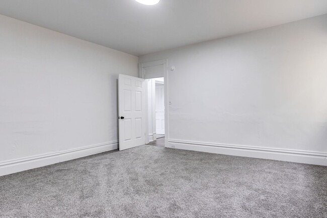 Building Photo - Fully Renovated 3BR/2BA Gem in the Heart o...