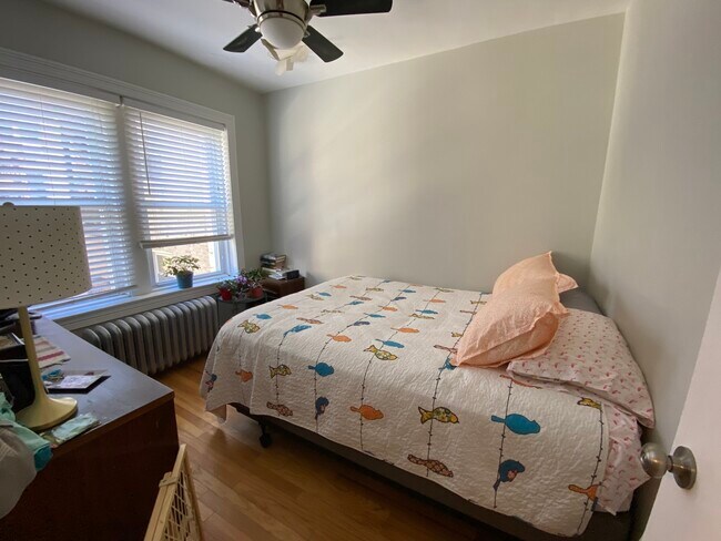 Building Photo - 5062 N Wolcott Ave