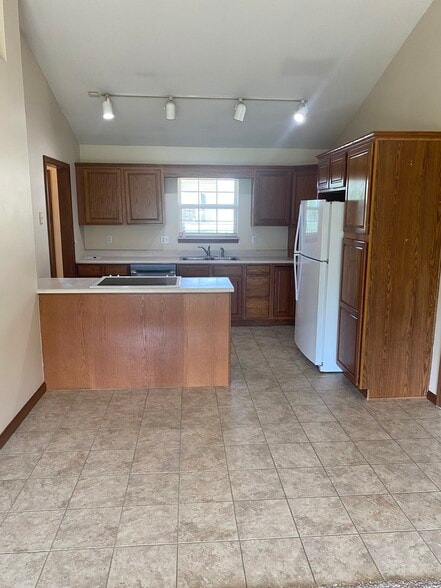 Building Photo - 2925 E Buckskin Dr
