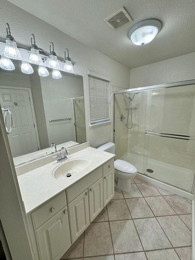 Building Photo - Well Kept 3 Bedroom, 2 Bathroom in Roseville Available Now!