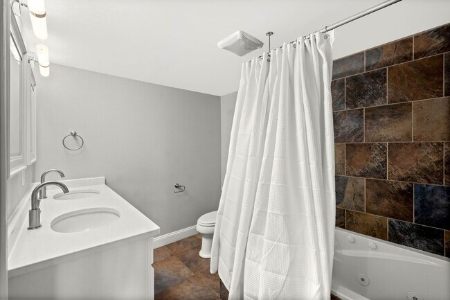 Building Photo - Beautifully Renovated 3 bed, 3 bath Home in the Southside Flats