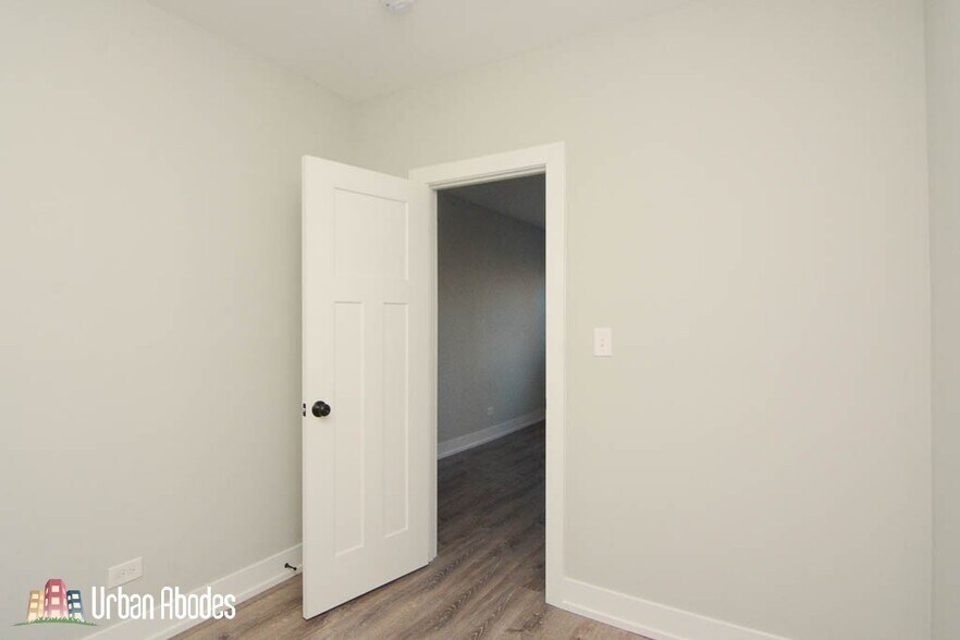 Building Photo - 709 W Brompton Ave