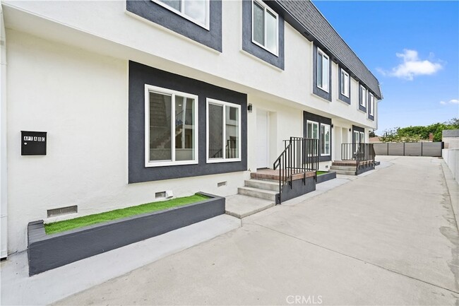 Building Photo - 7010 Lennox Ave