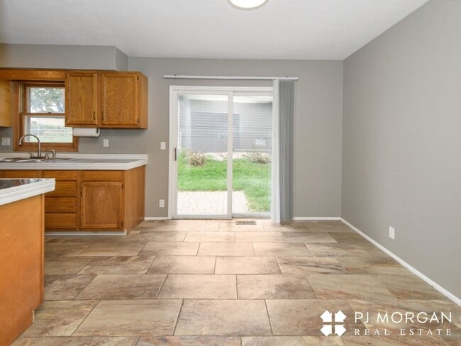 Building Photo - 1409 Thomas Dr