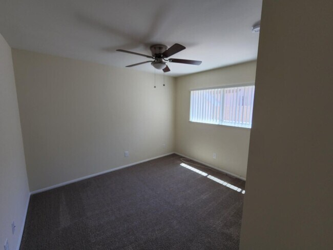 Building Photo - 3 Bedroom 2 Bath Home,