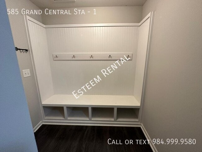 Building Photo - 585 Grand Central Sta