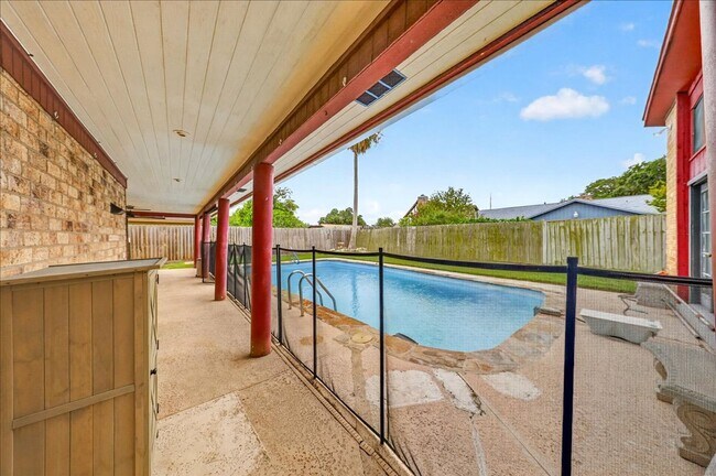 Building Photo - 5025 Romford Dr