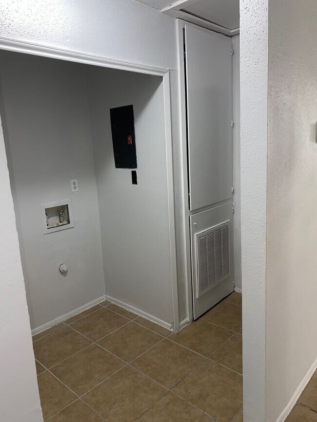 Building Photo - Spacious 2BR/1BA- Home Available Now!