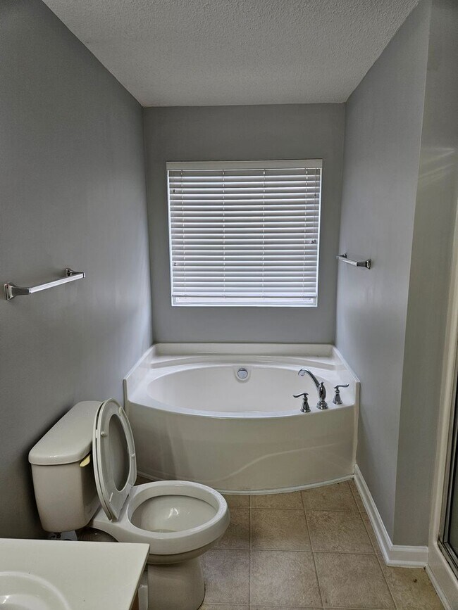 Building Photo - 6188 Glen Way Dr